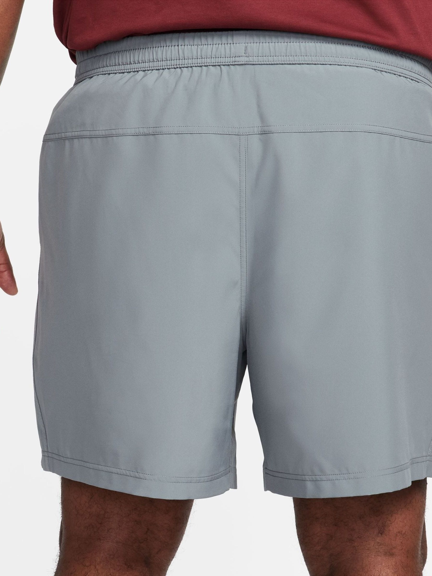 Grijs - Nike Dri-FIT Form 7 Inch niet-gevoerde trainingsshorts