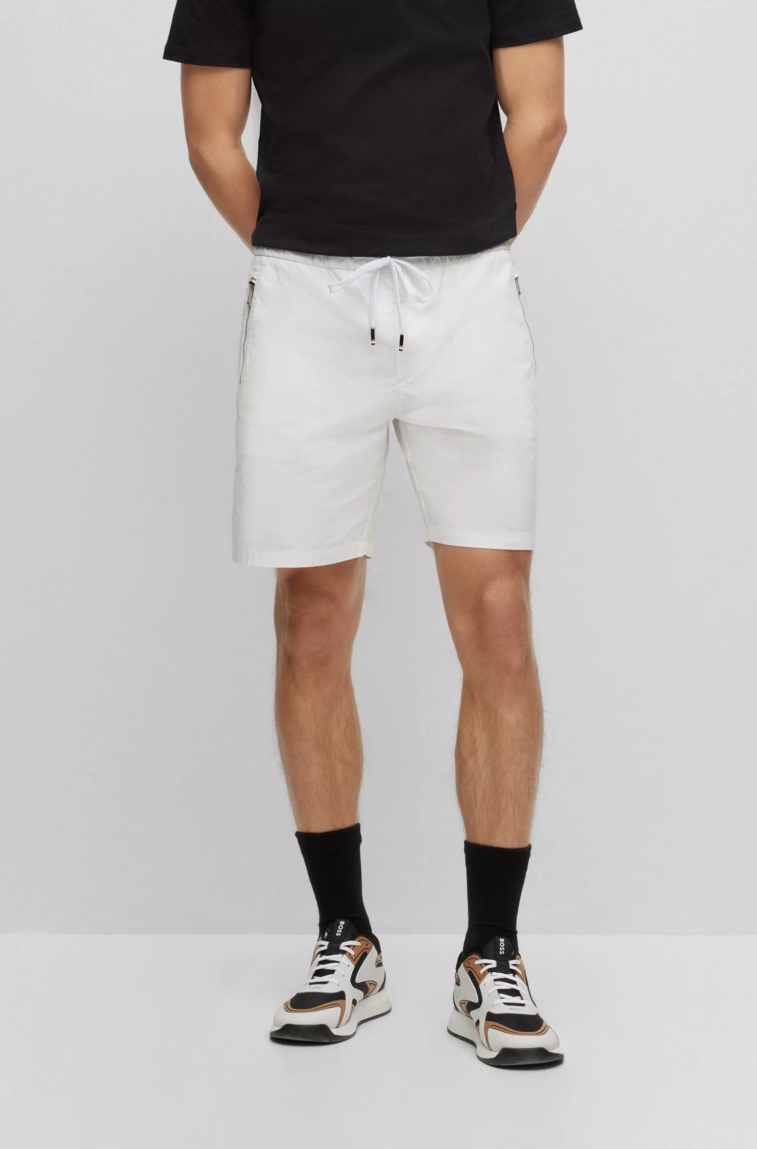 Shorts BOSS pretos de corte relaxado em algodão elástico com toque de papel.