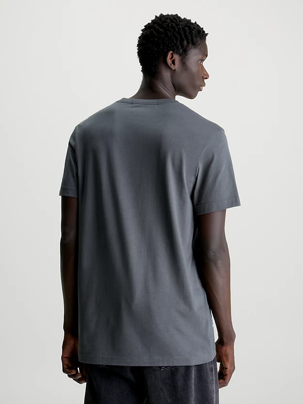 Camiseta com vários logotipos