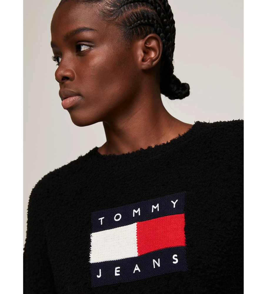 Suéter Tommy Jeans oversized com logo na cor preta.