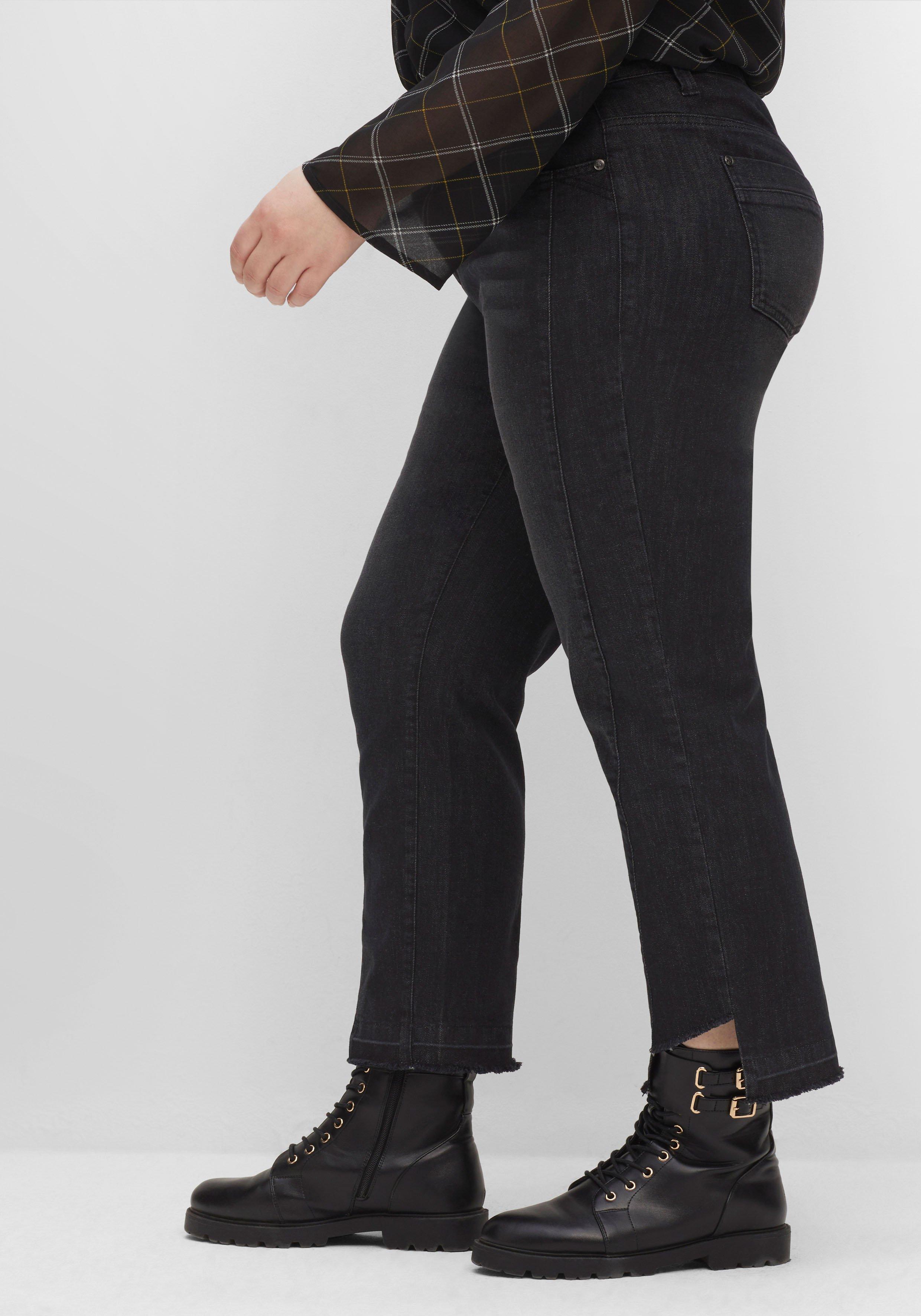 Gerade 7/8-Jeans mit Cut-out und Fransen am Saum