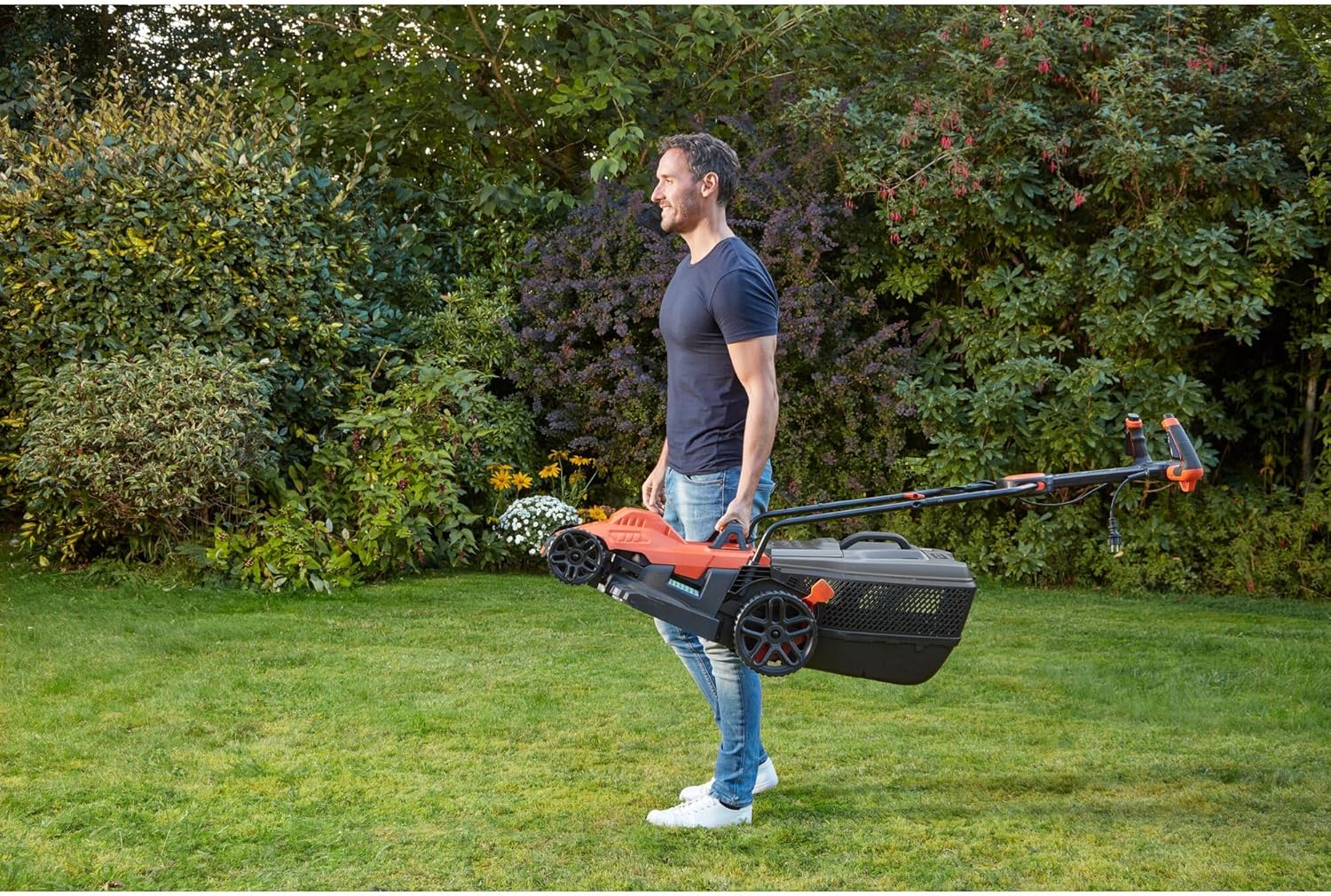BLACK+DECKER Tondeuse Filaire 1600W, Tondeuse à Gazon Electrique 38 cm, 6 hauteurs réglables 20, 30, 40, 50, 60 et 70 mm, Tondeuse avec Poignée EASYSTEER 3 Positions, BEMW471ES-QS Orange