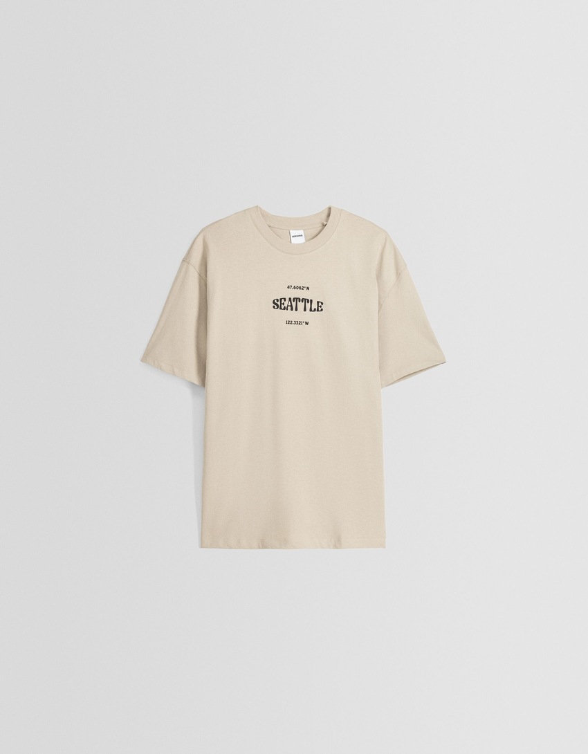 Camiseta de manga curta com modelagem quadrada e estampa bordada