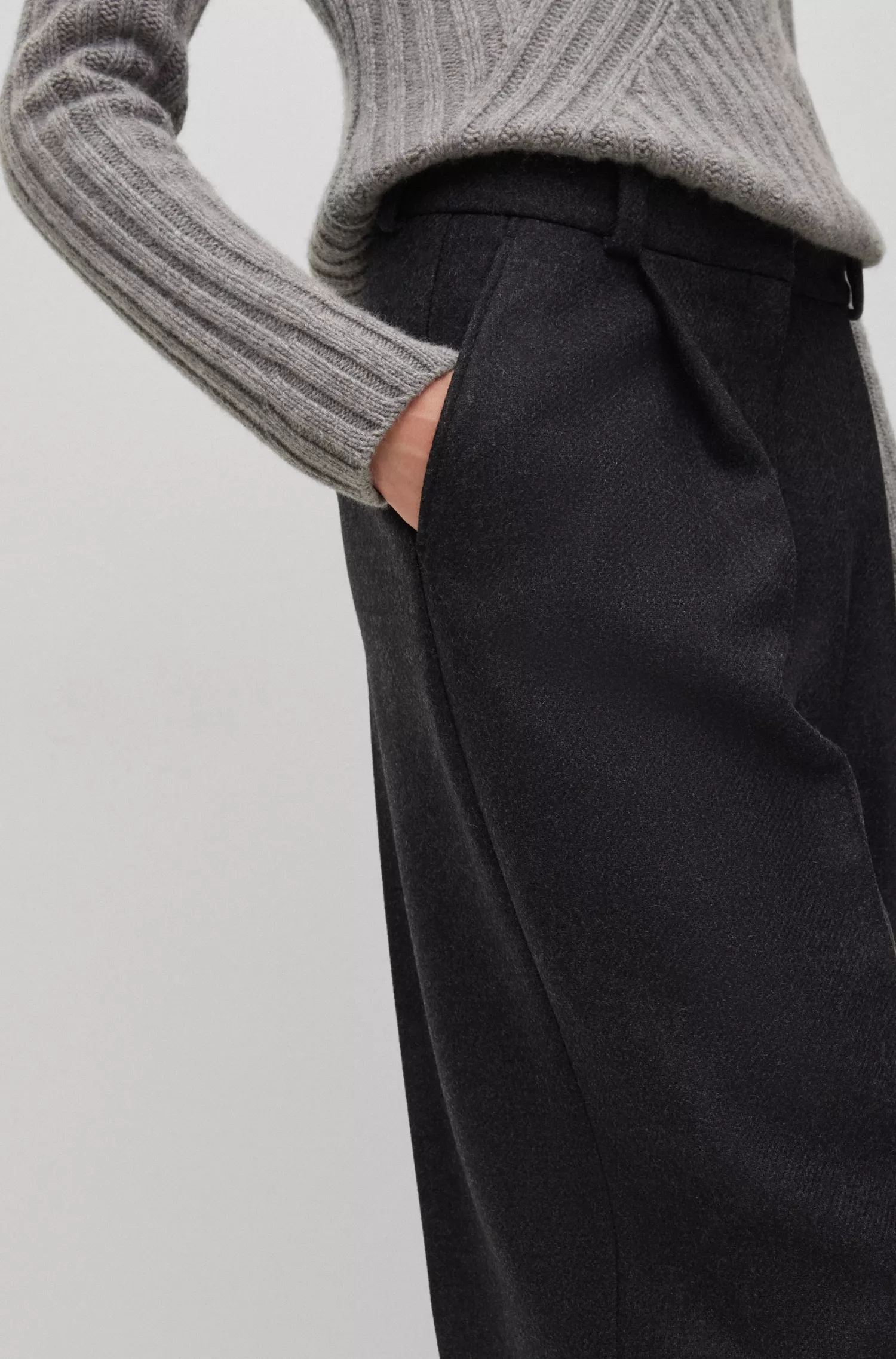 Calças BOSS pretas de corte relaxado em mistura de lã com cashmere.