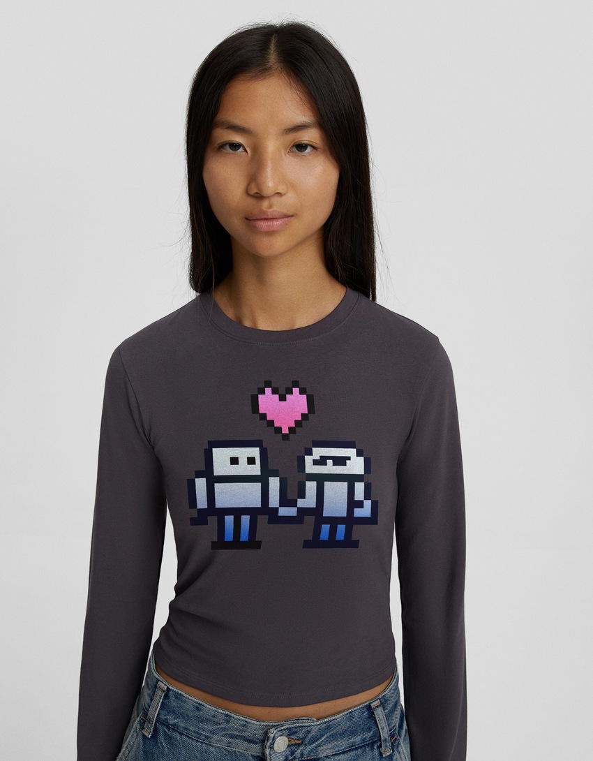 Camiseta de manga comprida com estampa, tendência do momento.