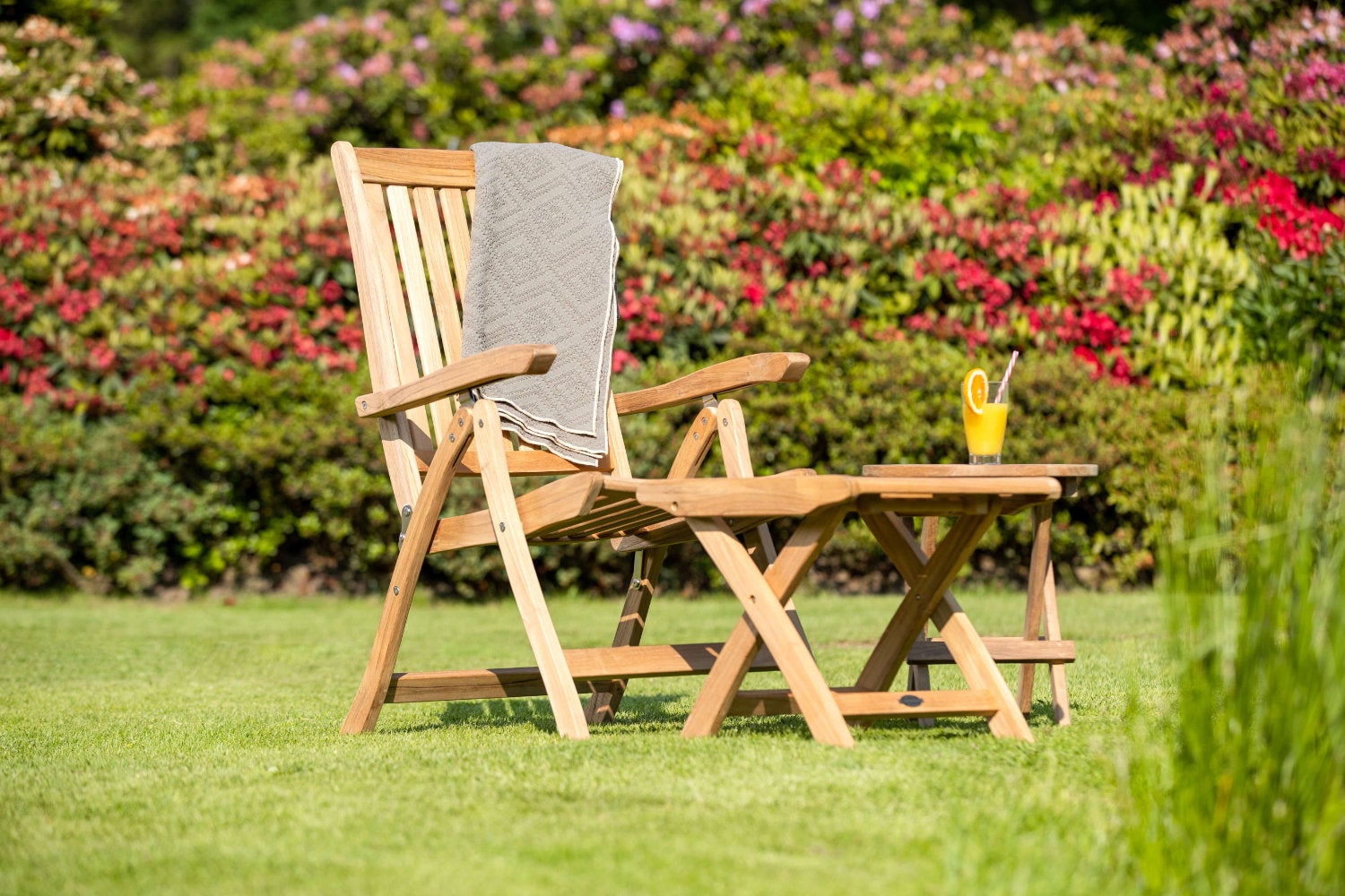 Pisa houten tuinmeubelset: 1x opklapbare teakhouten voetenbank, 1x premium teakhouten stoel met hoge rugleuning