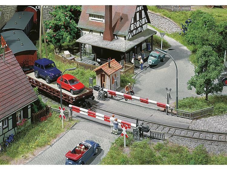 Faller Beschrankter Bahnübergang mit zwei kleinen Häuschen Beschrankter Bahnübergang für gebogenen Modellgleise