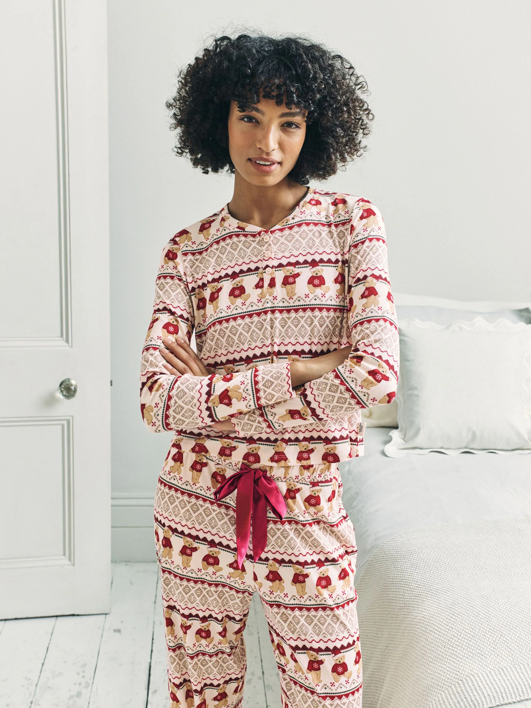 Chelsea Peers lange pyjamaset met kerstprint van The Bear en Fair Isle