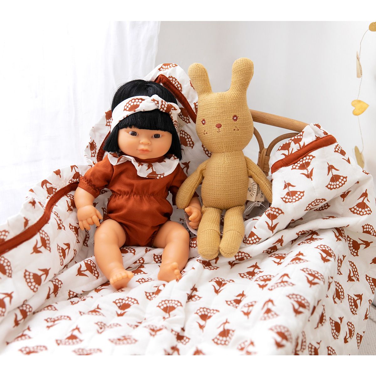 Poupée Victoire en combinaison terracotta Frisette