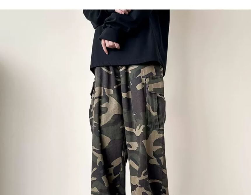 YERGO - Middelhoge camouflageprint jeans met wijde pijpen
