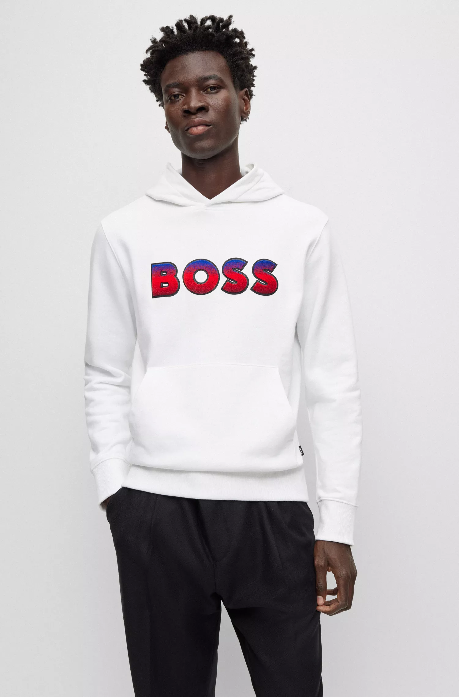 Moletom BOSS preto em algodão felpudo com modelagem regular e logo degradê.