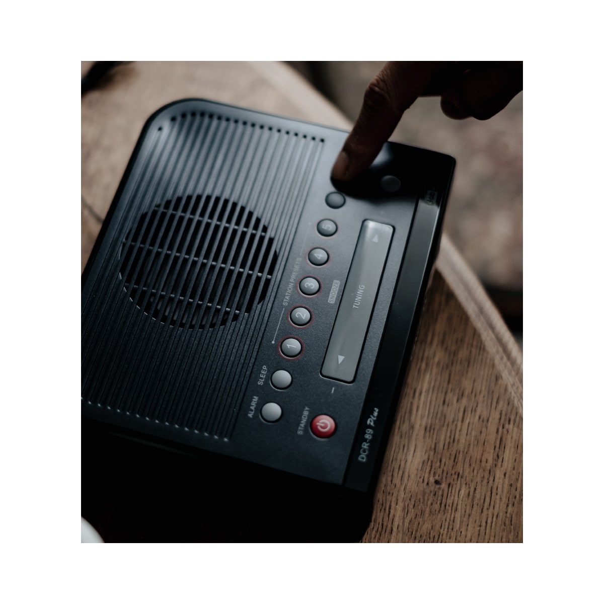 Sangean DCR-89+ klokkeradio radio (sort)