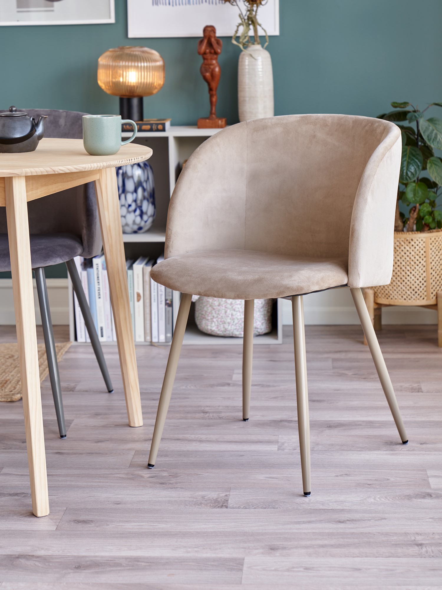 Stol i velour | Polyester/poppeltræ/jern. 54 x 47 x 81 cm. | Sand
