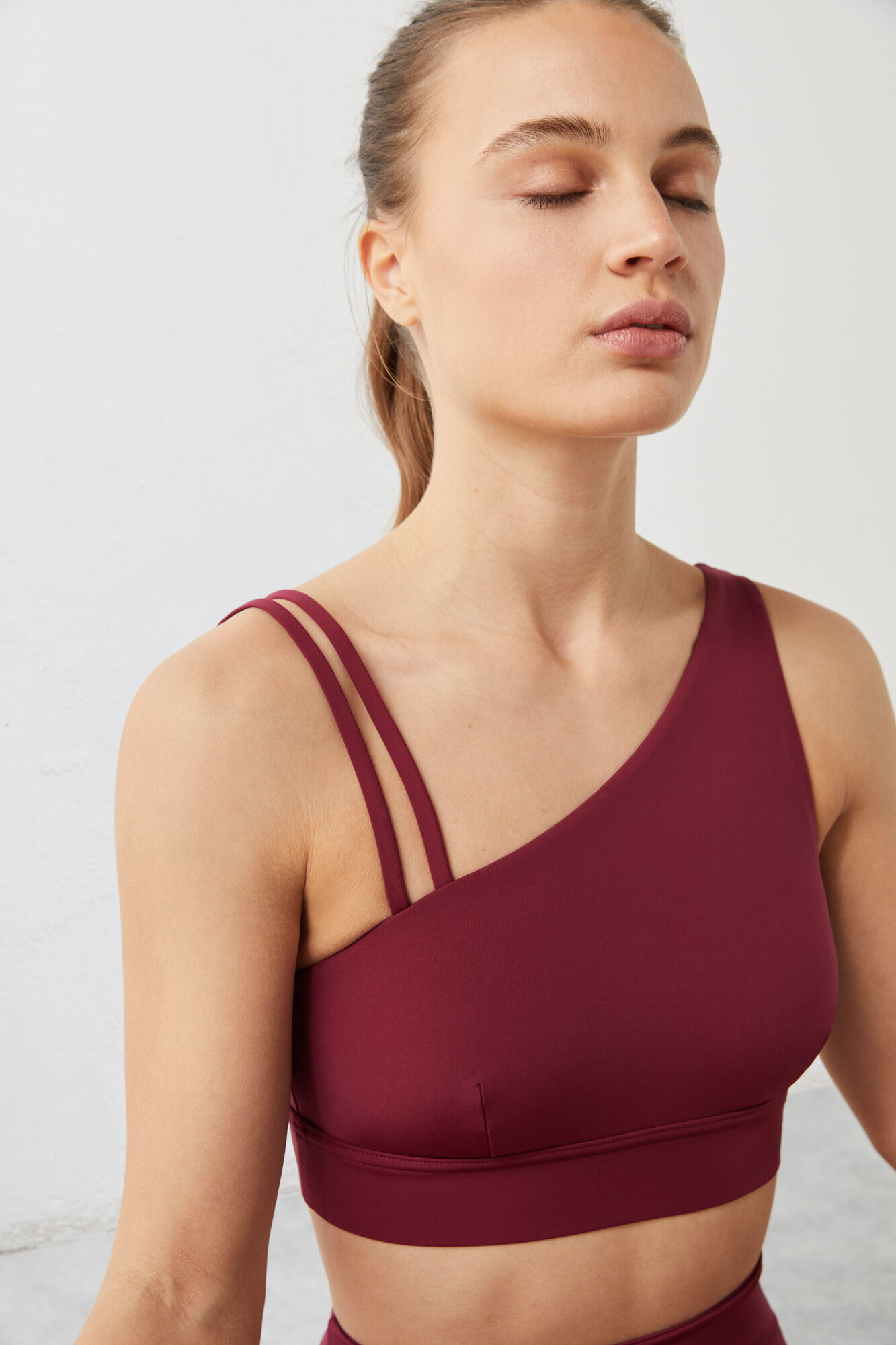 Top esportivo assimétrico Collagen Feel na cor bordô - vermelho