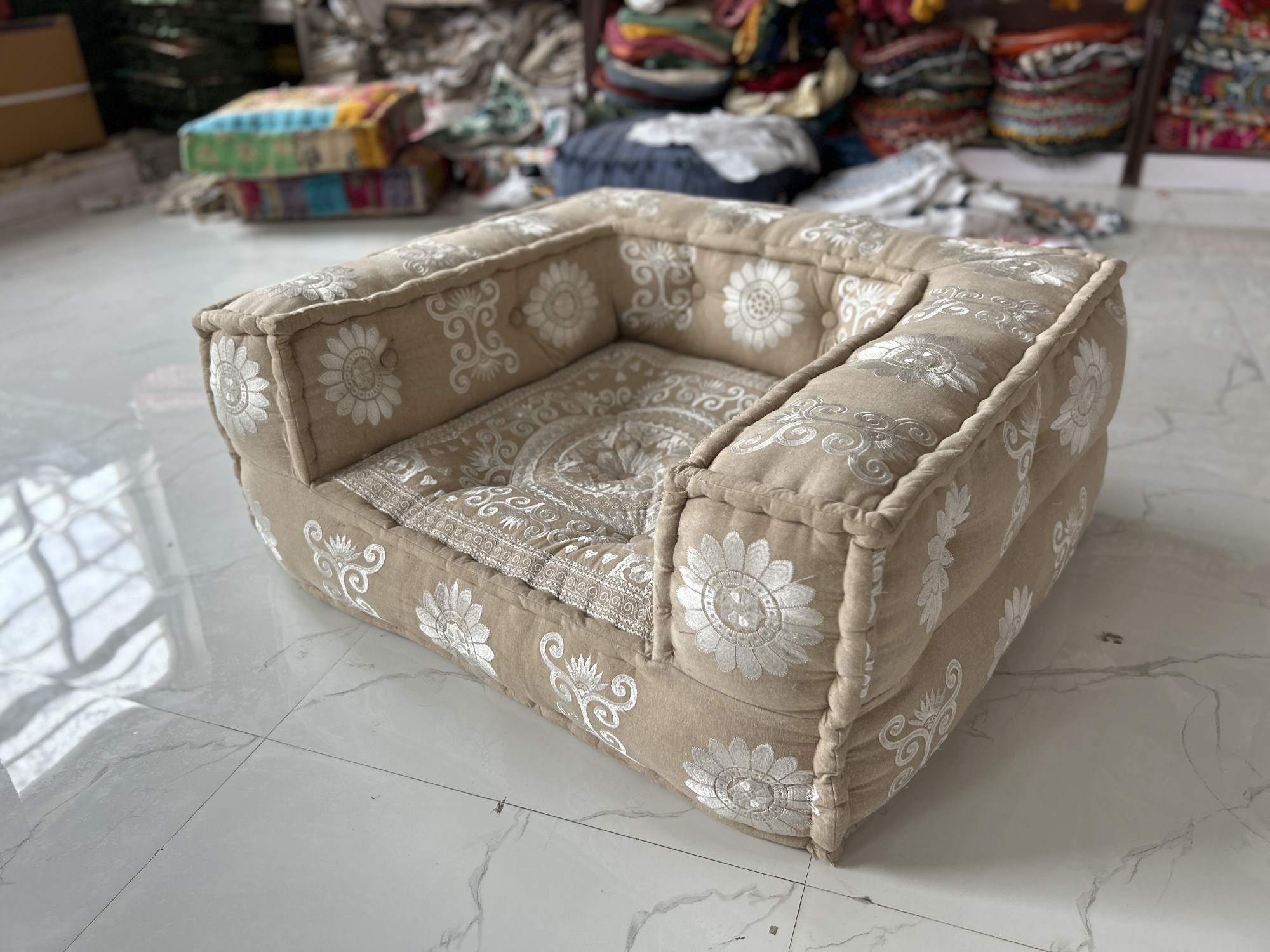 Bodensessel 'Yep', beige, weiß, B 90 cm, L 80 cm, H 40 cm von fischer's lagerhaus
