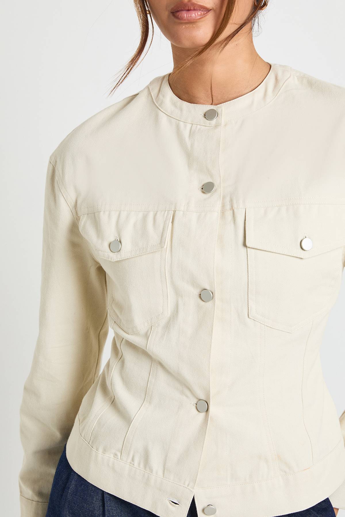 boohoo Chemise Cintrée En Sergé Sans Col