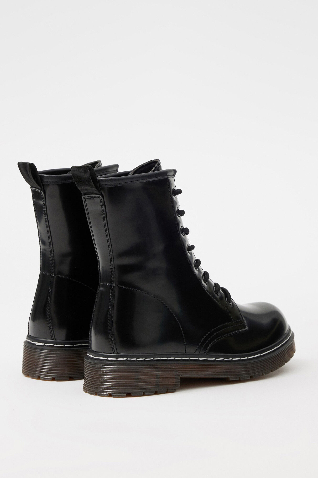 Bota de cano curto com sola transparente