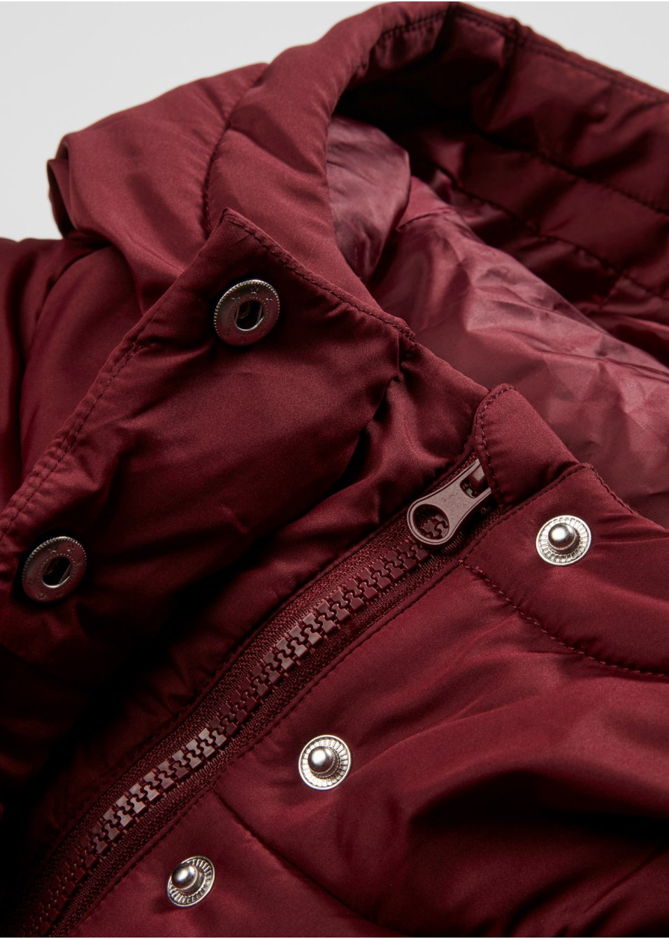 Veste matelassée raccourcie avec capuche et taille réglable