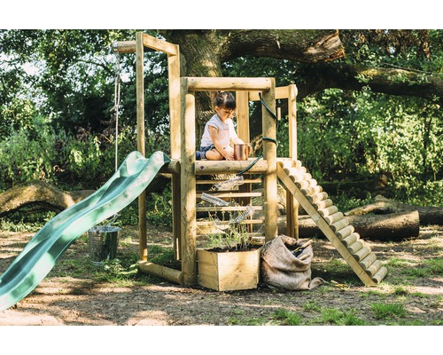 Plum Discovery speeltoren met ladder, houten helling, leuning, emmer en glijbaan, groen