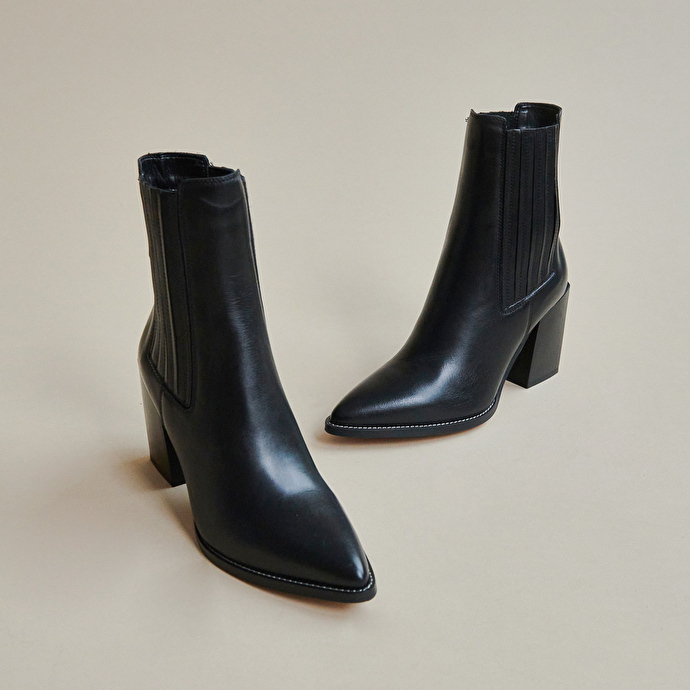 Boots à talons et bouts pointus  en cuir noir