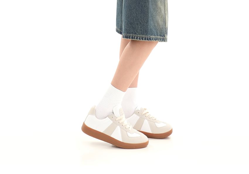 Elyou - Low Rise Washed Knielange Denim Shorts