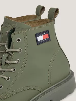Botas de cano curto com cadarço e travas em couro