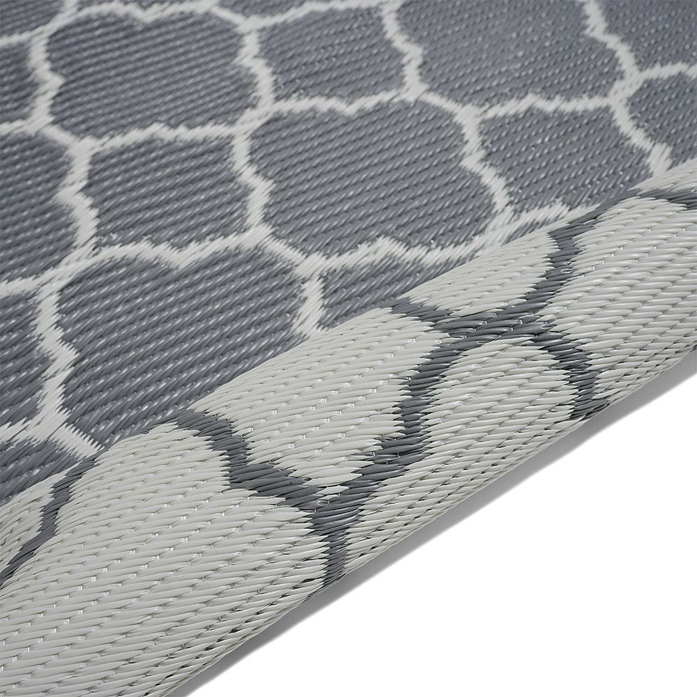 Tapis de jardin India motif chevron gris et blanc