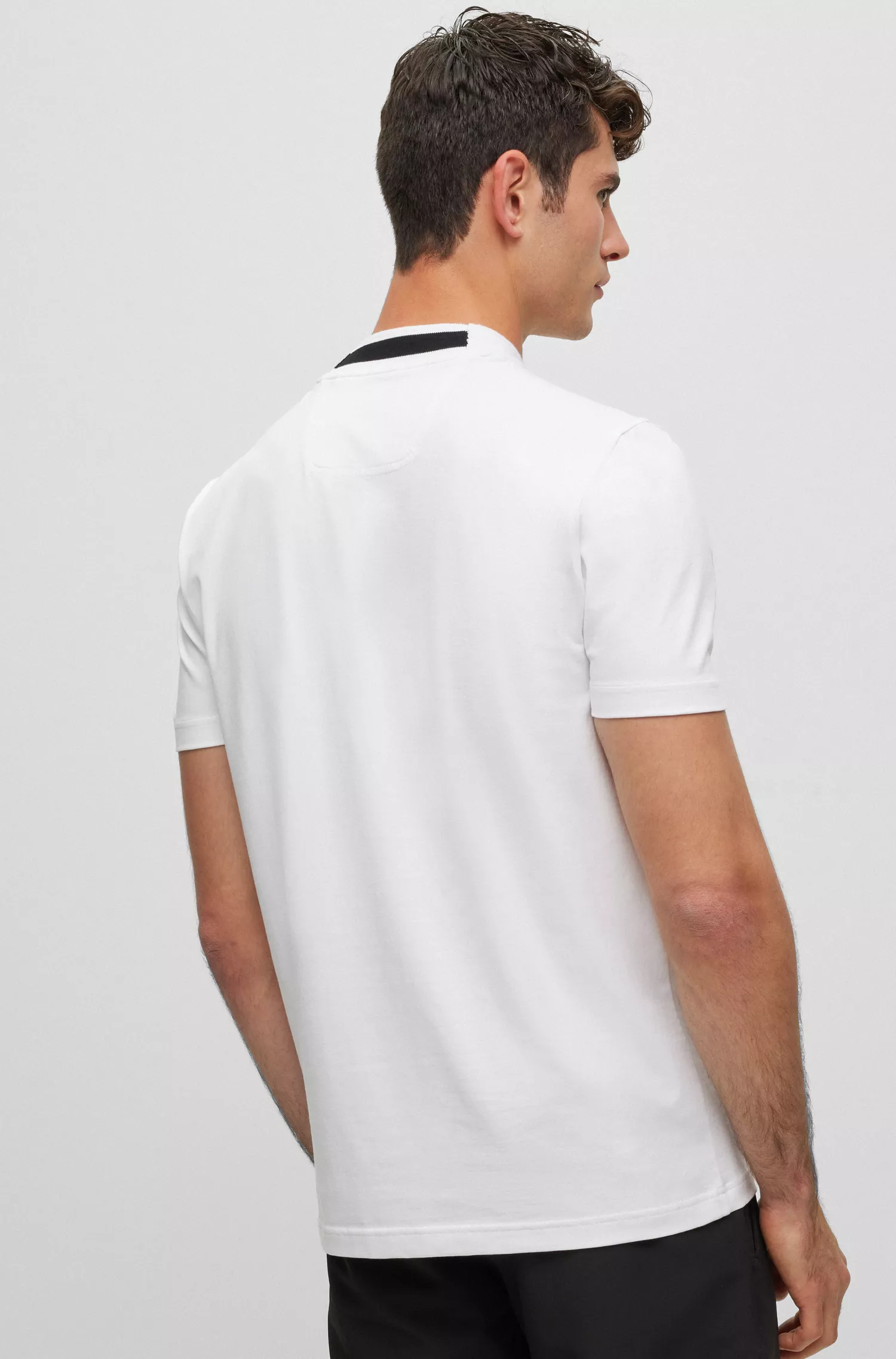 Camiseta BOSS verde em algodão stretch com gola jacquard listrada com o logotipo.