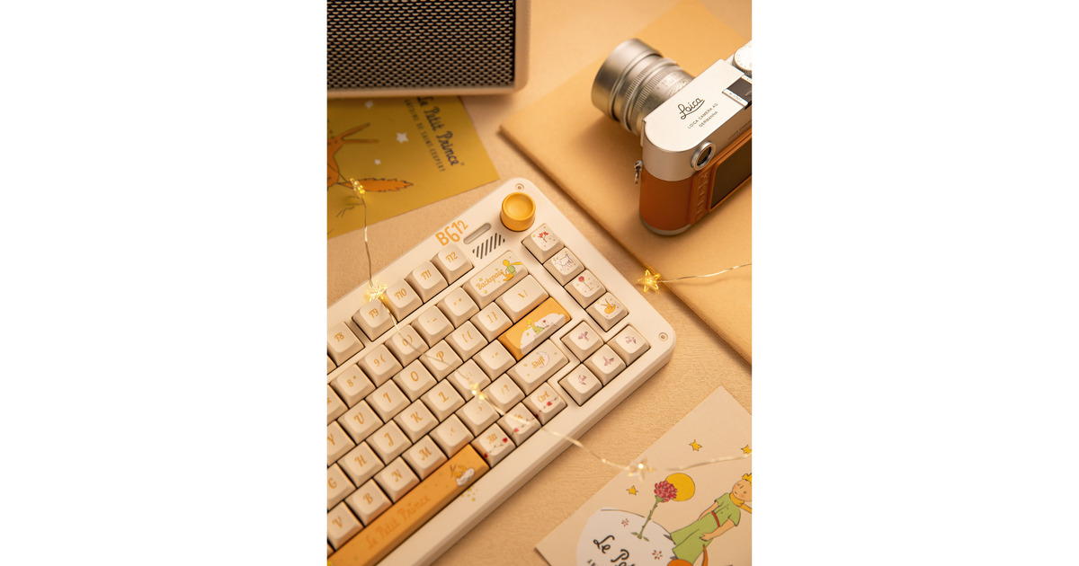 IqunixZX75 Sunset Ponder Wireless Mechanical Keyboard, gaming toetsenbord  (Lichtgeel, US lay-out, Gateron Red, RGB leds, 75%, Hot-swappable, Double-shot PBT, 2.4GHz | Bluetooth 5.1 | USB-C)