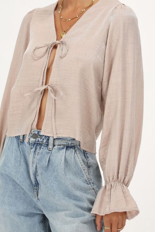 Beige shiny top met strikjes & ruffle mouwtjes