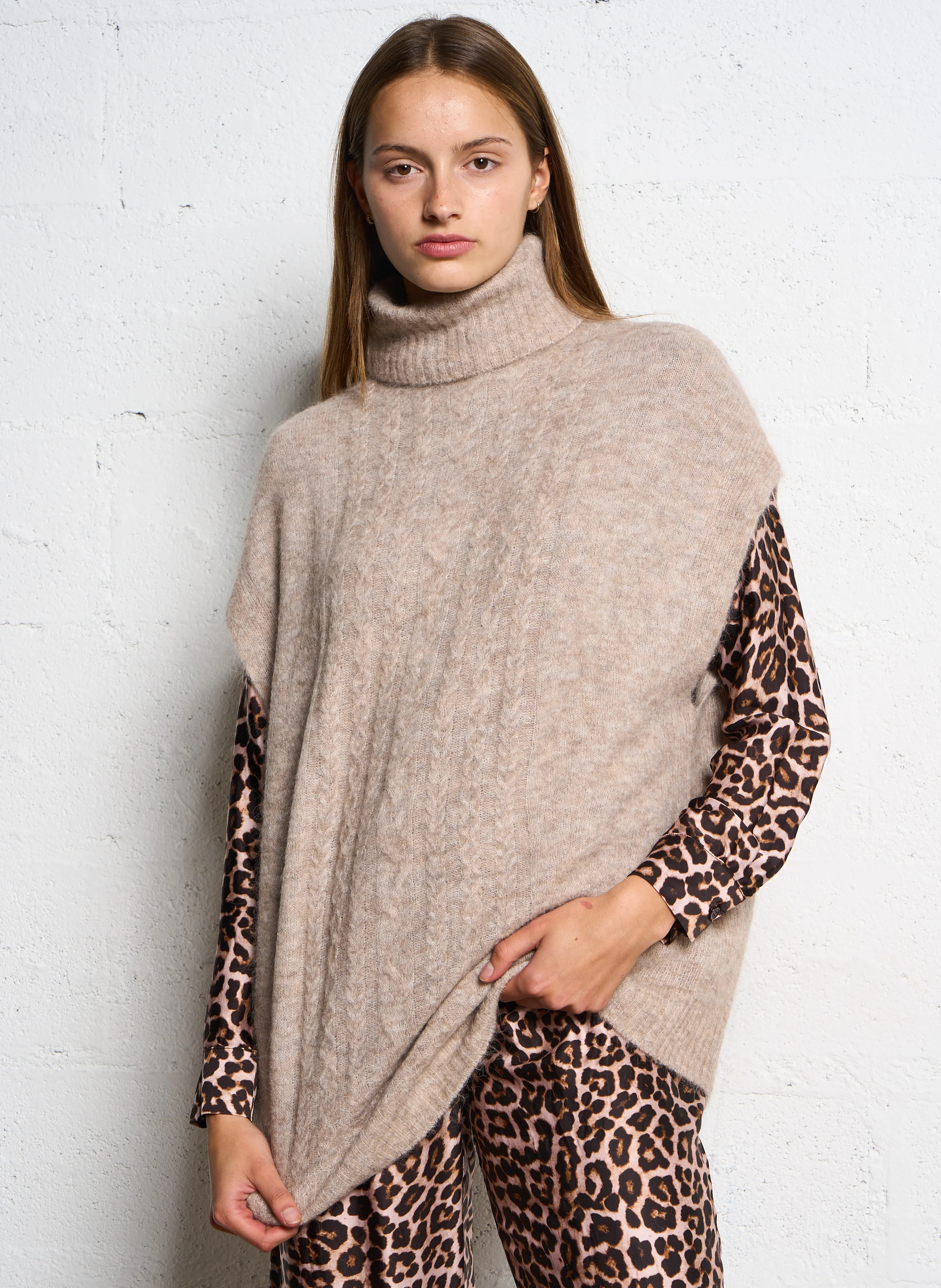 MISHAPIA - Pull oversize col roulé en laine mélangée | Marron