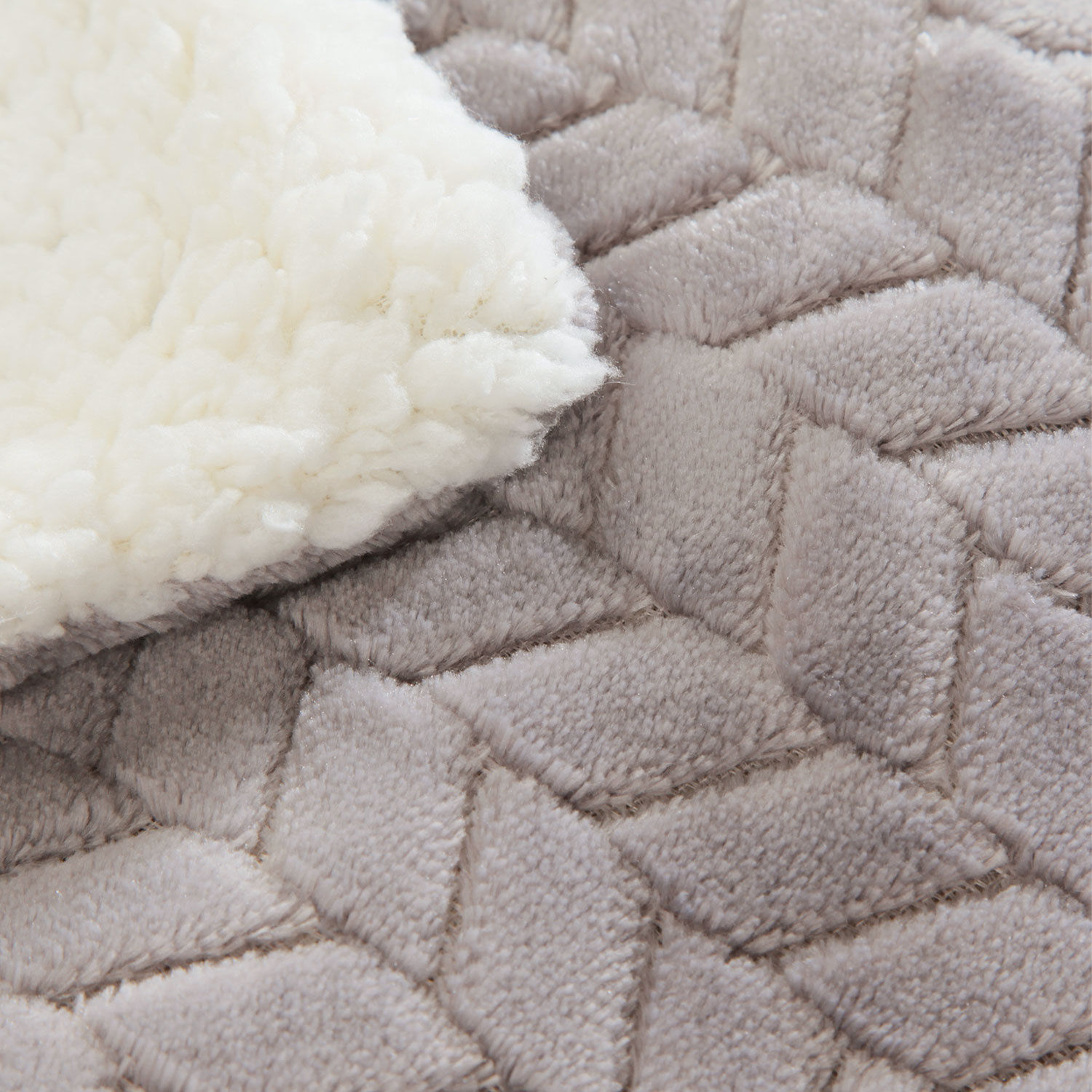 Kuscheldecke mit Fischgrätenmuster