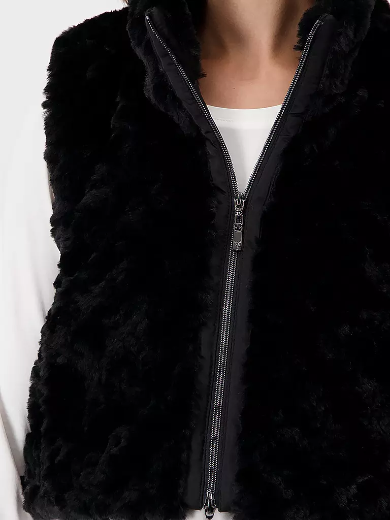MONARI Gilet in Felloptik schwarz