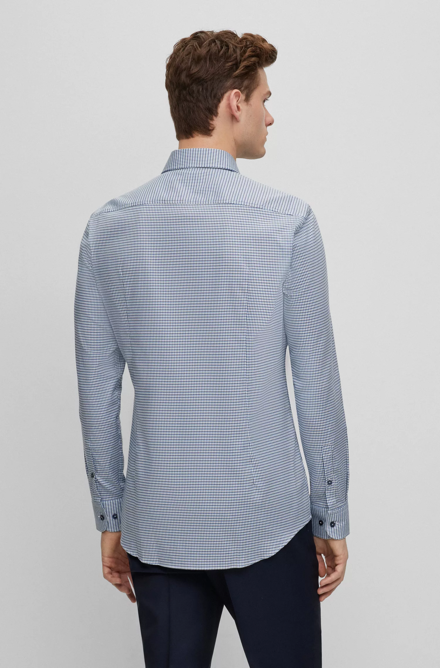 Camisa BOSS preta de corte slim em algodão elástico microestruturado.