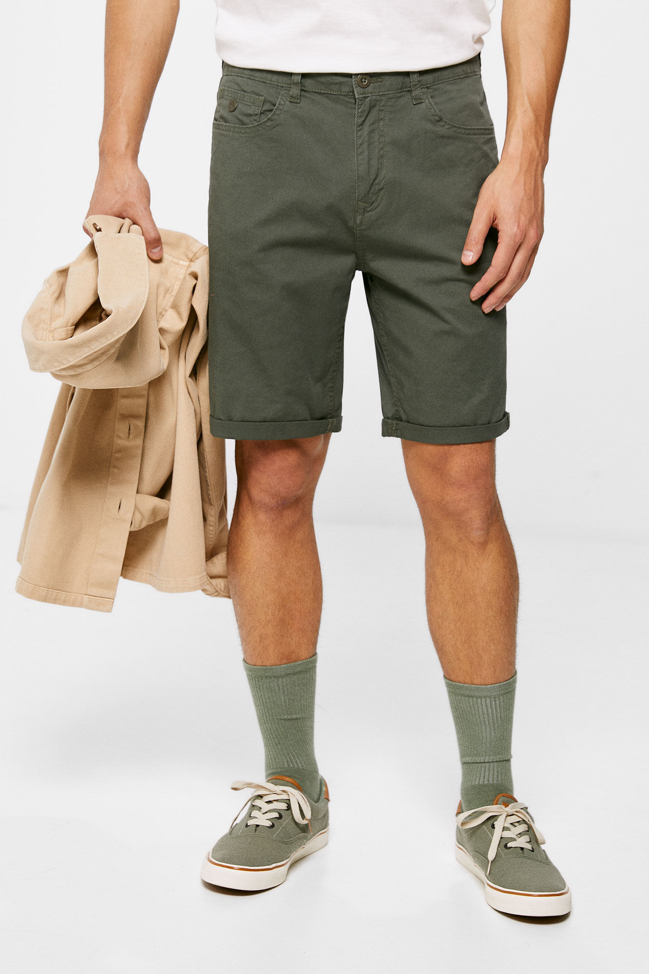 Bermuda de 5 bolsos, leve e com modelagem slim, lavagem cáqui escuro.