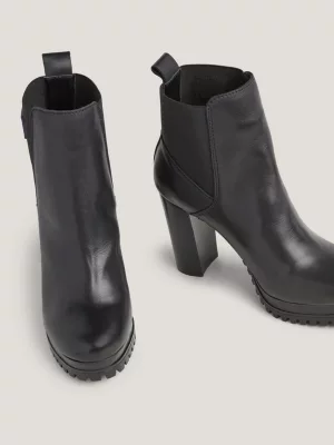Botas Essenciais de Couro com Salto Alto