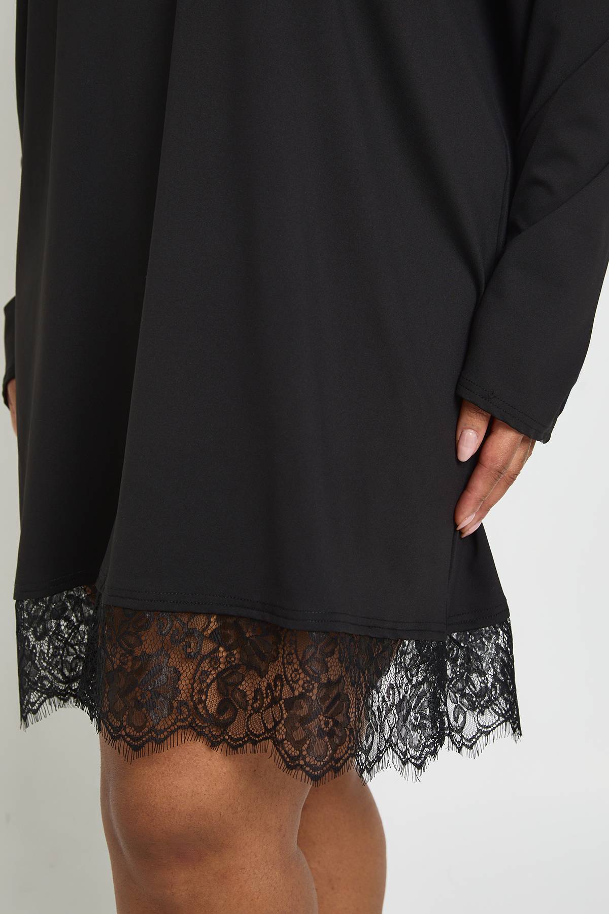 boohoo Robe T-shirt Grande Taille à Manches Longues avec Ourlet en Dentelle