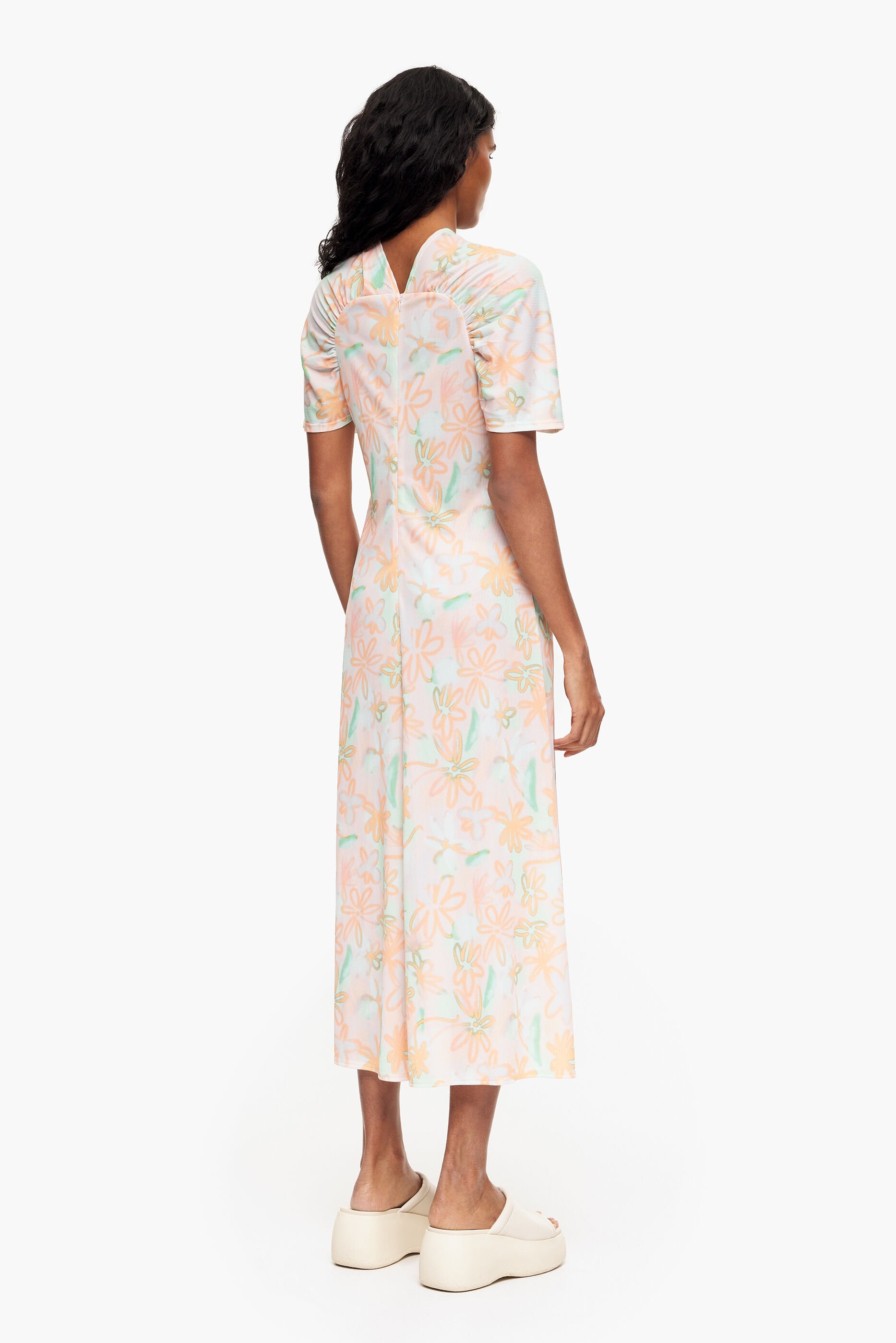 Vestido midi de malha com estampa de flores em grafite natural