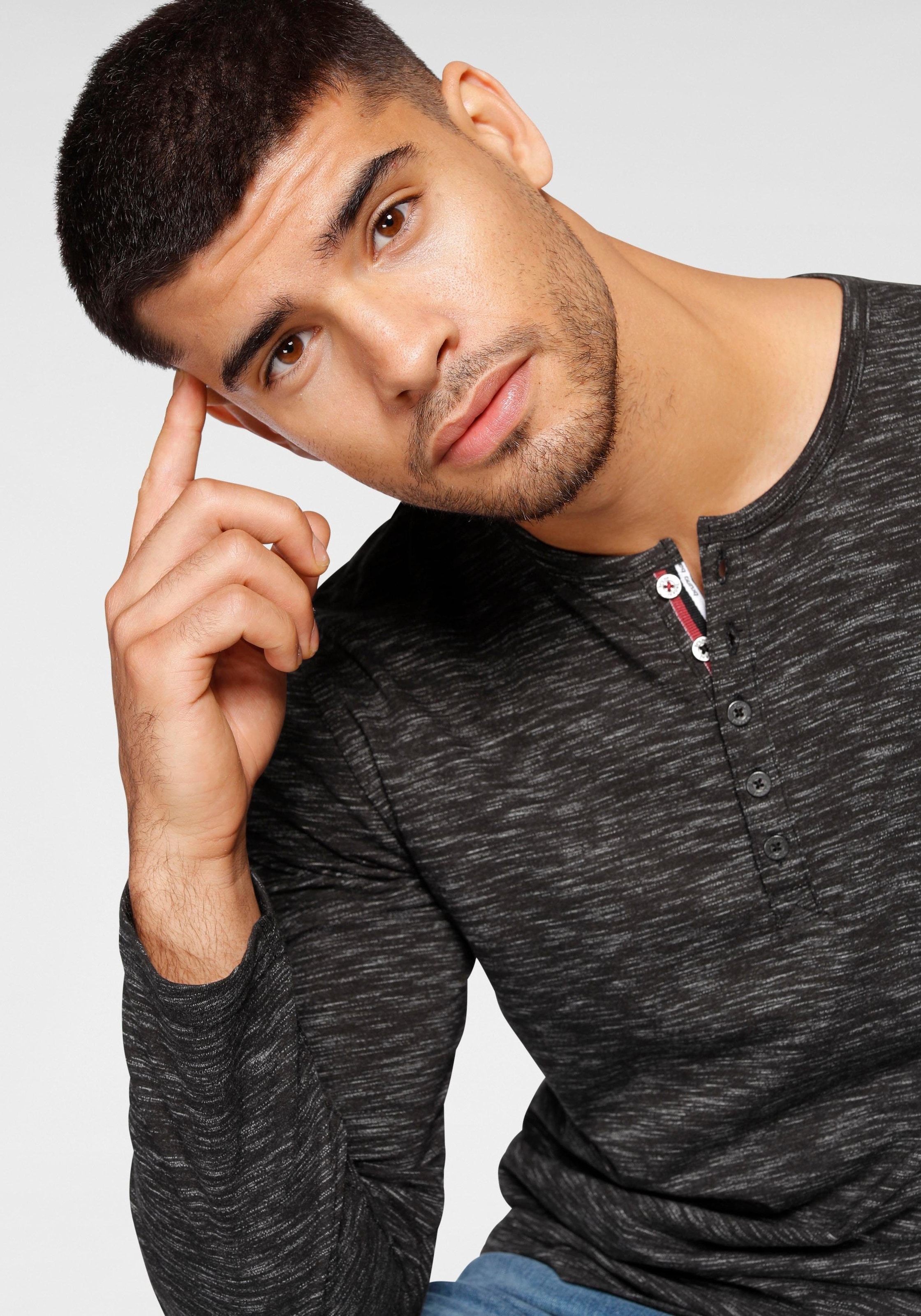 Bruno Banani Langarmshirt , schmale Passform,  melierte Optik und Druck