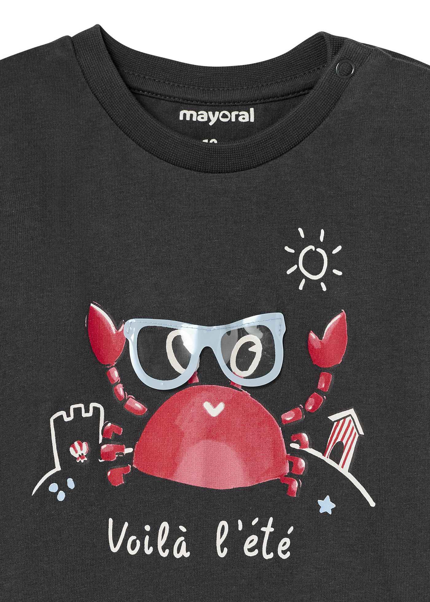 Camiseta infantil de manga curta com estampa interativa.