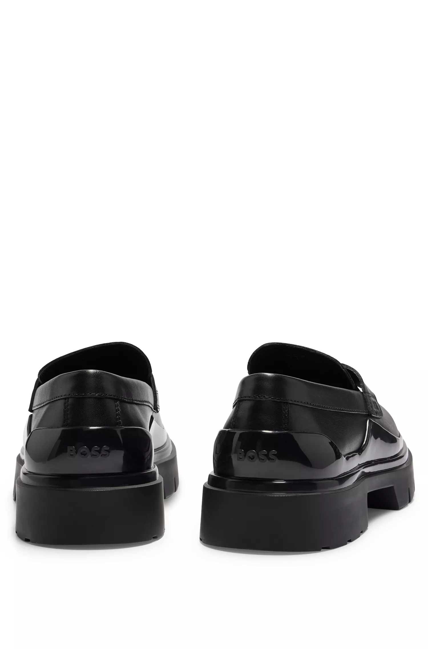 Mocassins BOSS em couro preto com sola de borracha robusta e palmilha removível.