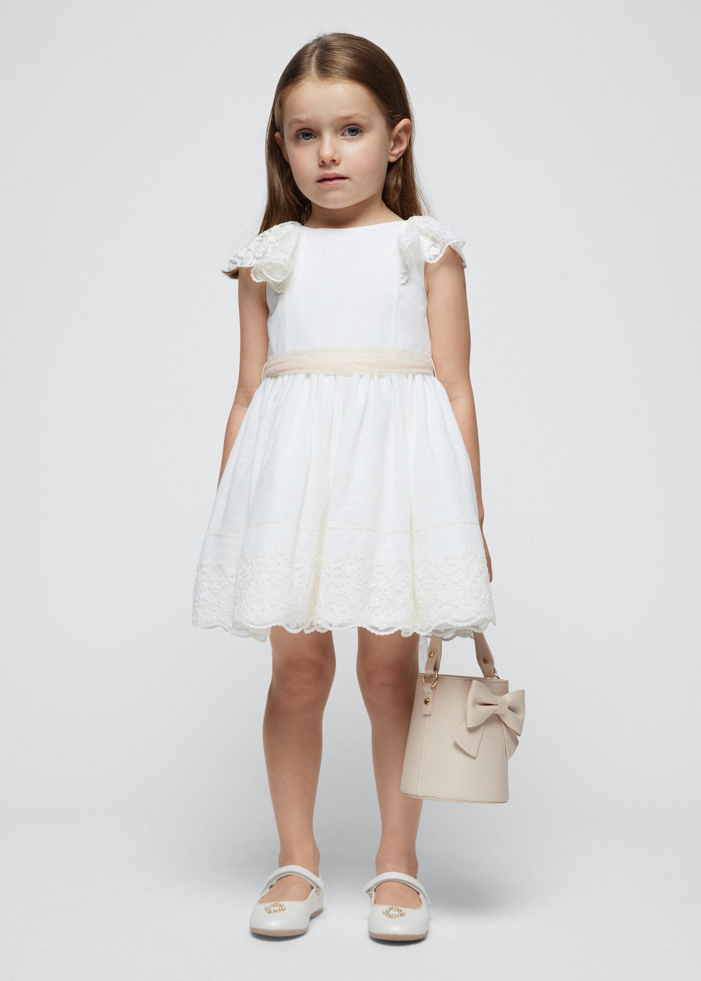 Vestido nude de renda com faixa plumetti para meninas