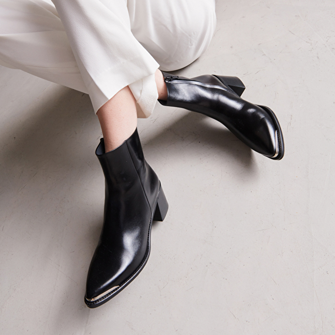 Bottines à talons et embouts argentés  en cuir noir