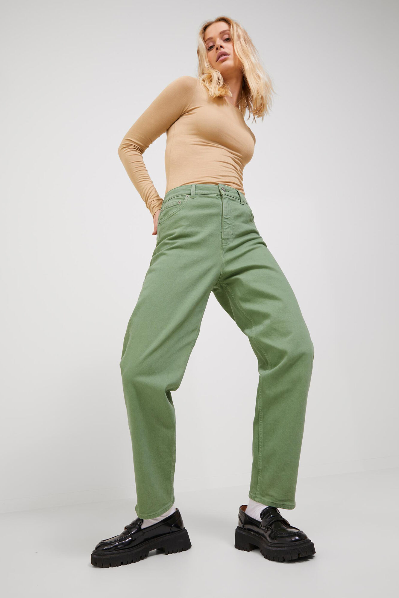 calça jeans mom fit colorida