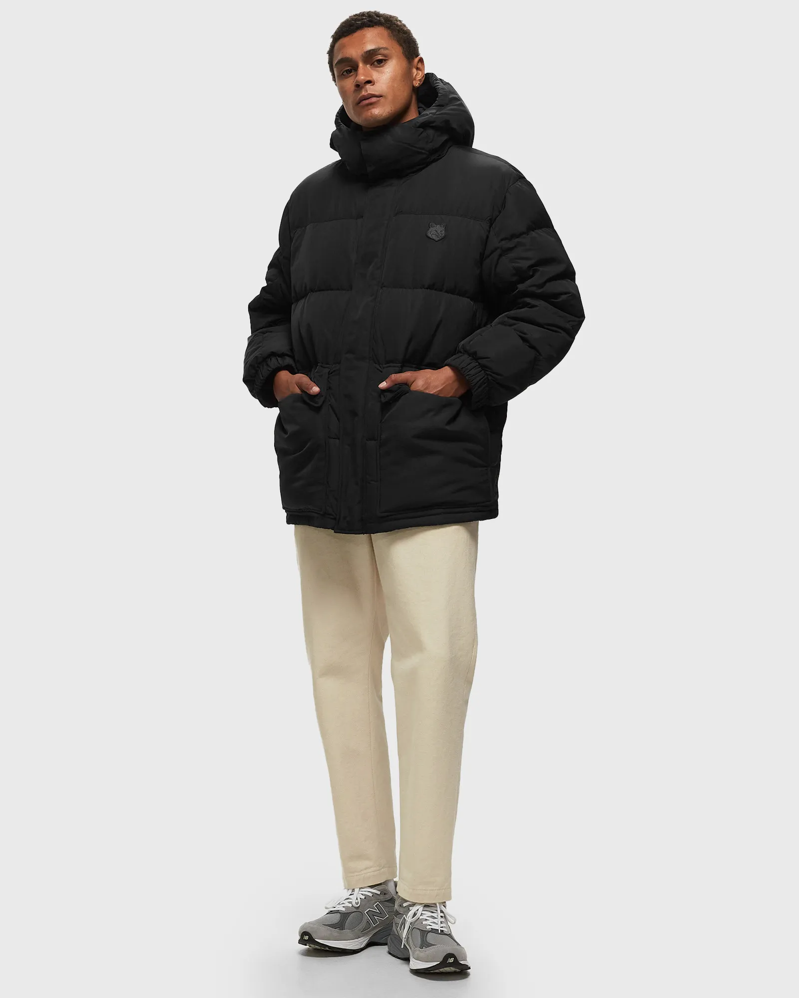 Casaco puffer com capuz Maison Kitsune em nylon com aplique de cabeça de raposa em tom sobre tom