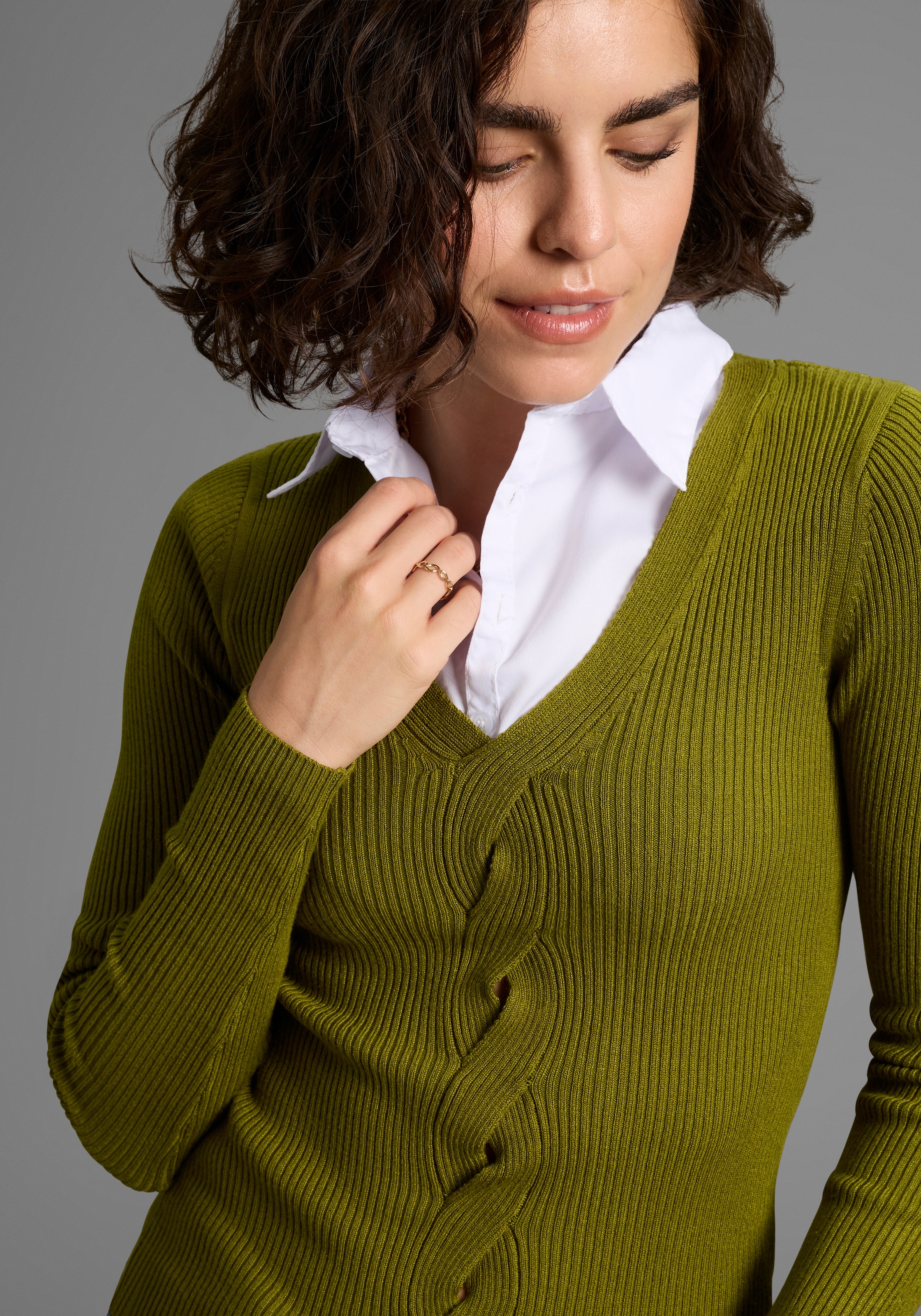 Laura Scott V-Ausschnitt-Pullover , Feinstrickpullover mit spannendem Zopfmuster