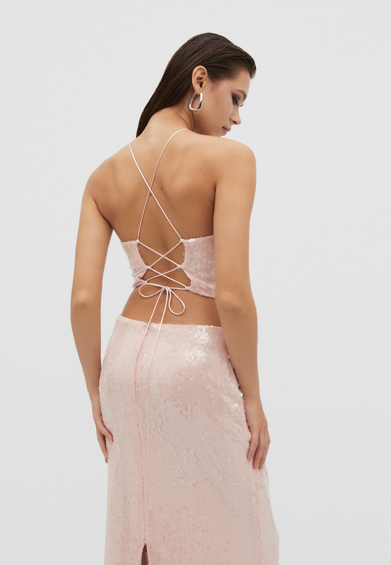 Top com decote halter e lantejoulas