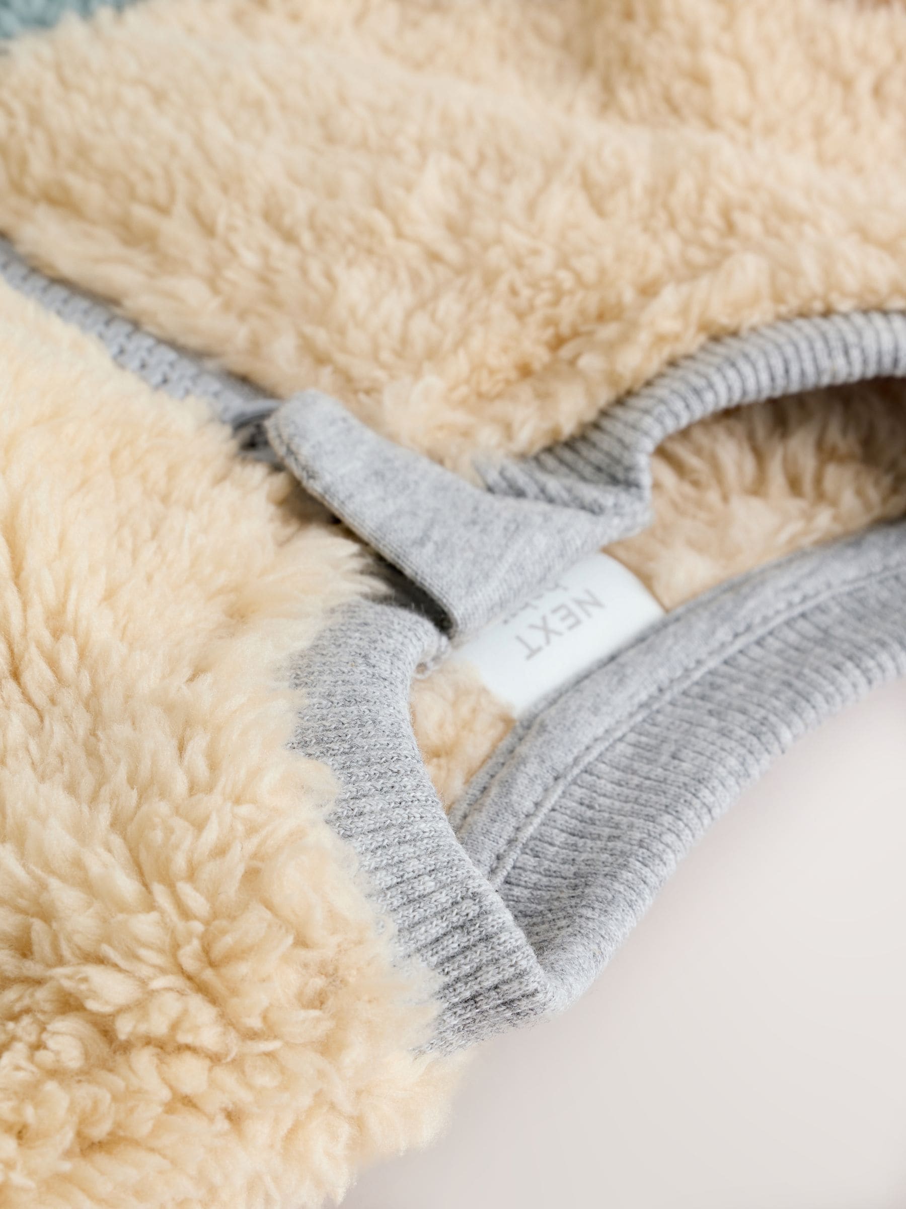 Mineraalkleurig - Kleurgeblokkeerde fleece pyjama