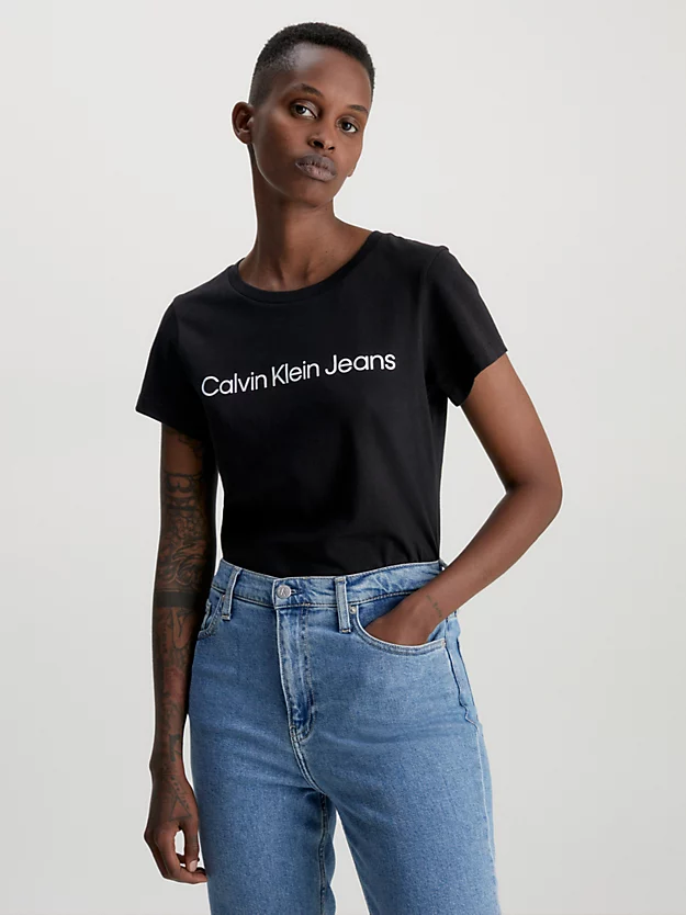 Camiseta de algodão orgânico de corte justo com logotipo.