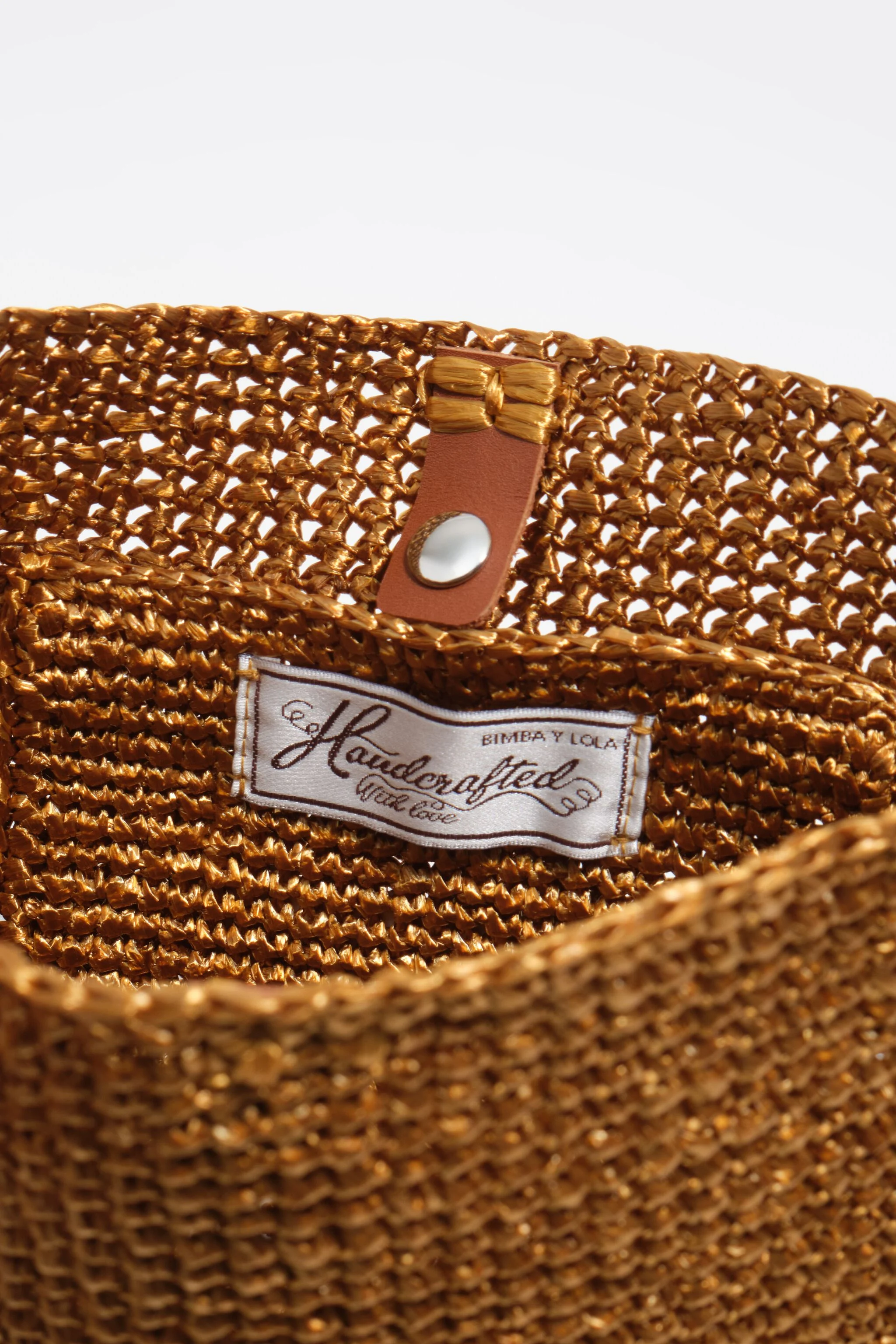 Bolsa pequena de vime com efeito de ráfia dourada